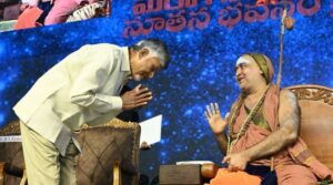 Andhra Pradesh CM Chandrababu Naidu receives blessings from Jagadguru Shri Sankara Vijayendra Saraswathi Swamigal